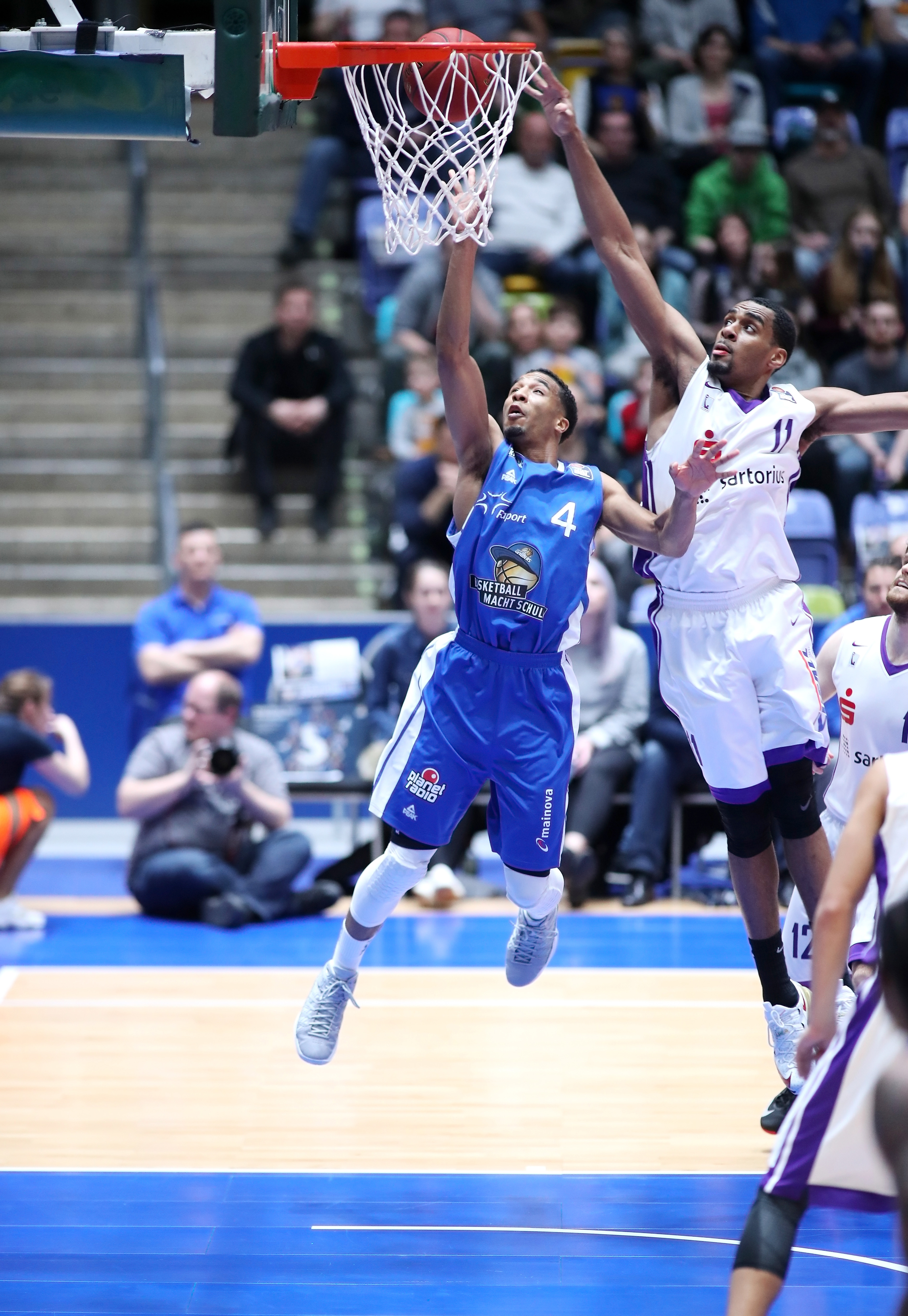 Basketball BL,  FRAPORT SKYLINERS - BG GÖTTINGEN  DIE VEILCHEN